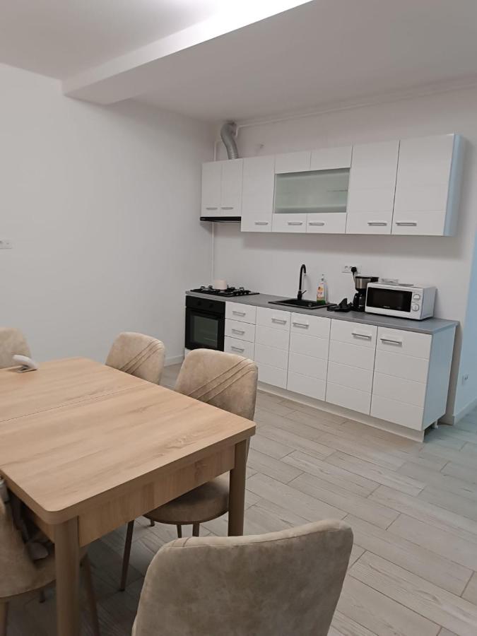 Apartament 2 camere, bloc nou, lângă Promenada Moll, capacitate 4 persoane - B&B