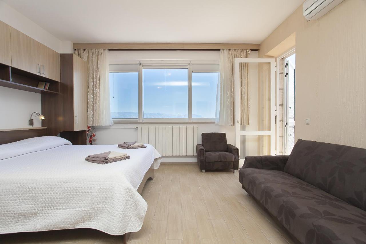 Monolocale con Balcone e Vista Mare