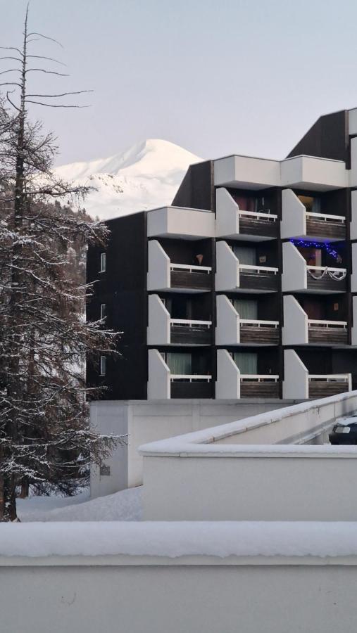 "Miramonte" appartement avec terrasse vue montagne et parking privatif sous-sol, à proximité immédiate des pistes, cœur de Vars les Claux, secteur point show avec commodités et piscine chauffée de plein air - B&B Vars