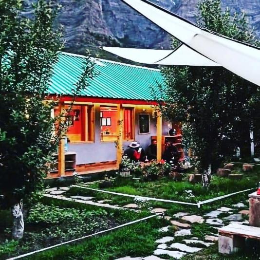 Flying monk huts and restaurant - B&B