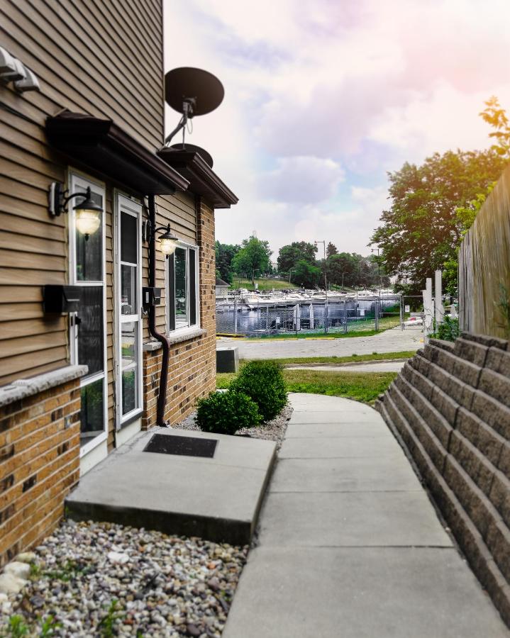 Beach Lake Michigan King Bed Pet Friendly - B&B Kenosha