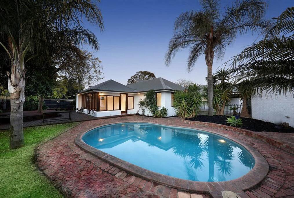 B&B Melbourne - luxury 5 bedrooms, Pool, Quiet - Bed and Breakfast Melbourne