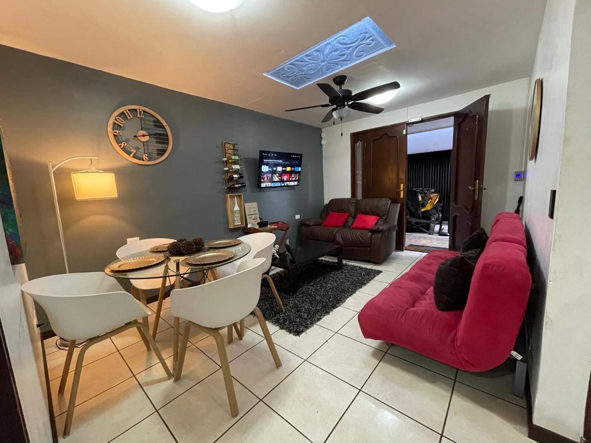 Elegante Casa de 4 Habitaciones a Solo 15 Minutos del Corazón de la Ciudad - Chambres d’hôtes