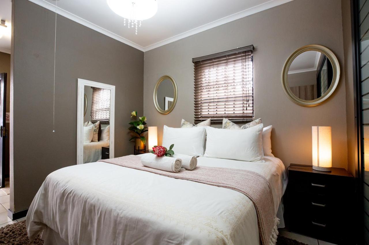 B&B Kempton Park - URlyfstyle Cottage 10km from OR Tambo Int Airport - Bed and Breakfast Kempton Park