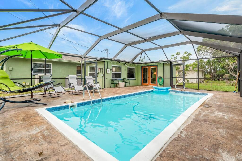 B&B Cape Coral - Groovy Getaway! Heated pool! Something different - Bed and Breakfast Cape Coral