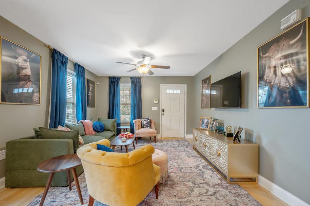 B&B Raleigh - NEW Victorian Theme, 3BR, LRG Backyard close to PNC Arena, Downtown, and RDU Airport - Bed and Breakfast Raleigh