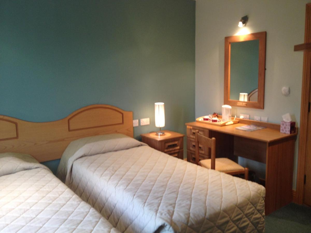 Tweepersoonskamer met 2 Aparte Bedden en Douche