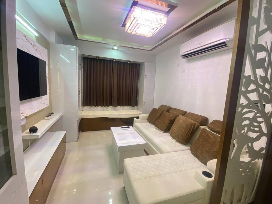 Modern 1 BHK, Sushant Golf City, Sati-Sheel-Cove - B&B