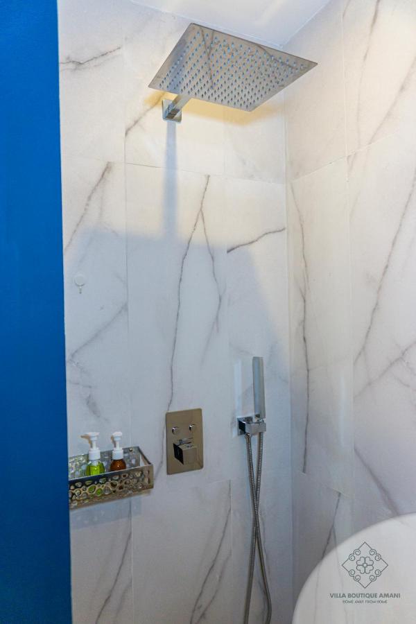 Zimmer mit Kingsize-Bett und Gartenblick. 