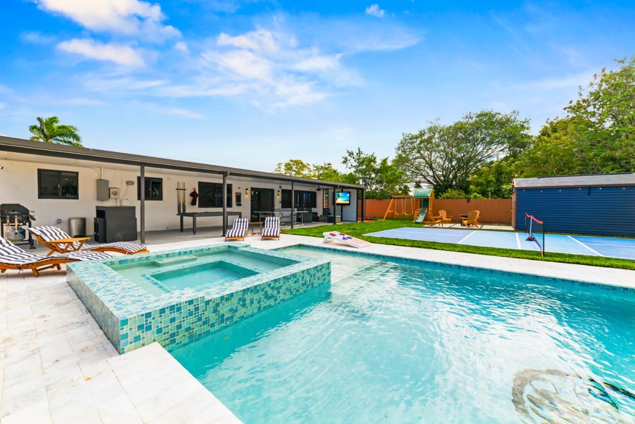 Luxury Getaway with Retreat Heated pool and Jacuzzi L31 - Ferienwohnung