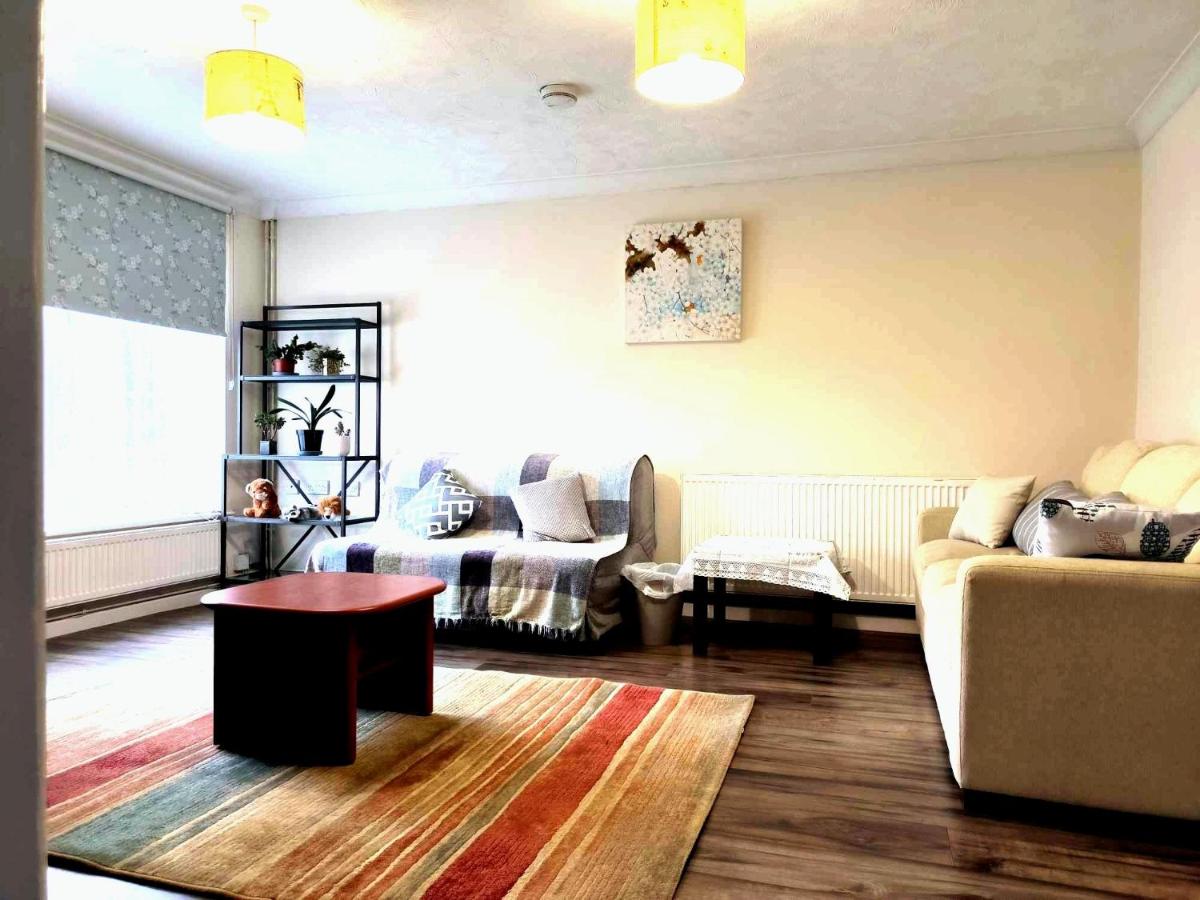 3BR House in Convenient Location-ample parking - B&B Bridgemary