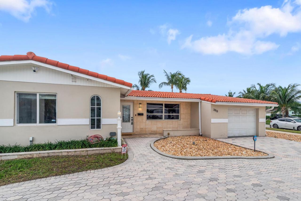 Tropical Villa Oasis - Salt Pool, BBQ, Game Room, Hot Tub, Luxury Amenities! - B&B