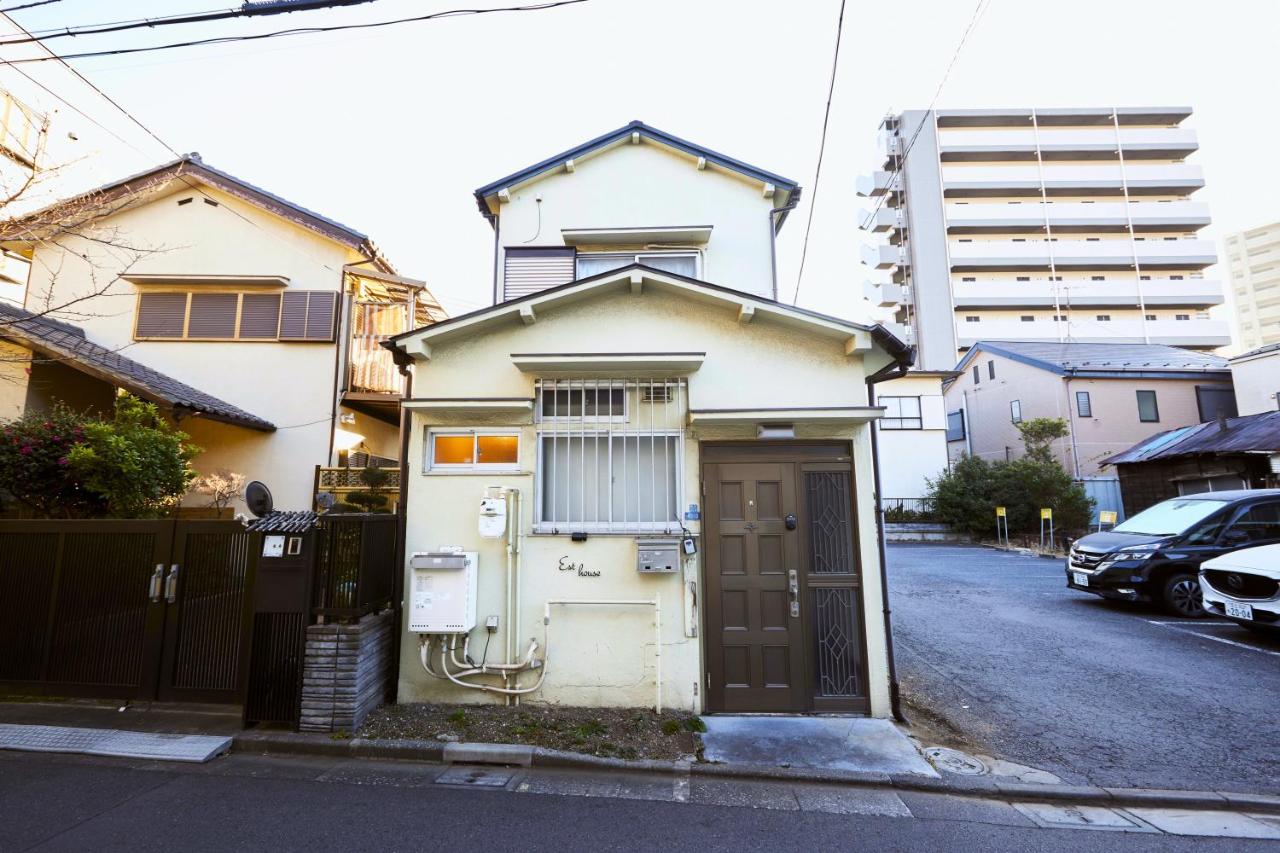 Est house KAMEARI -Entire Tokyo House with Direct Bus Access to Airport and Disney in a Peaceful Local Neighborhood with 24 Hour Shops and Dining Options- - Chambres d'hôtes Tokyo