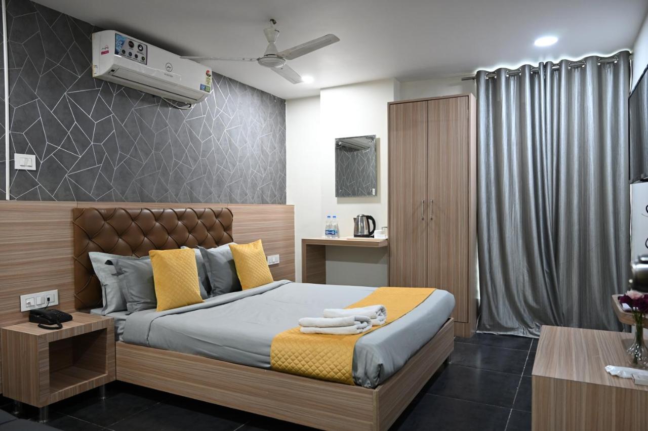 B&B Haiderabad - Hotel Supraja Yellow Bells - Bed and Breakfast Haiderabad