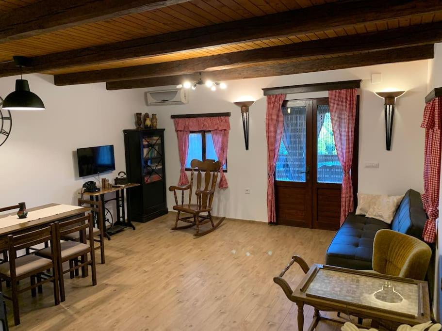 Holiday home with hot tube, near the river - Ferienwohnung
