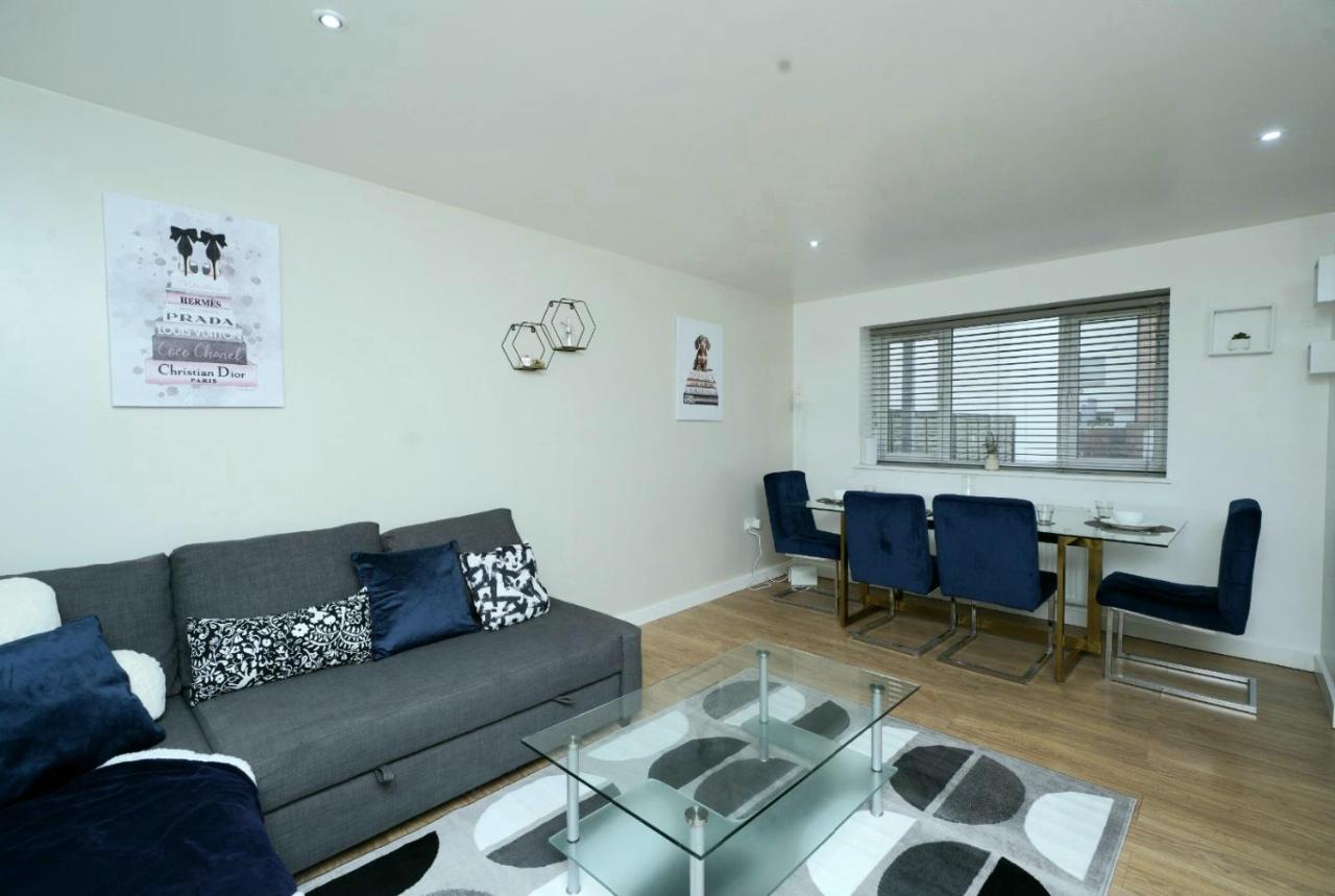 B&B Luton - Luxe & Stylish Central Luton 2Bed Apt - Fast Wi-Fi & Private Patio - Bed and Breakfast Luton