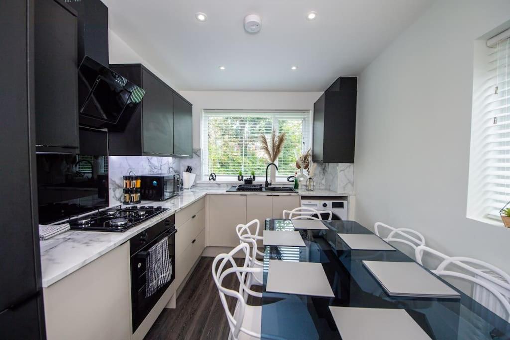 B&B Manchester - Modern 4-Bed Retreat with Garden - Bed and Breakfast Manchester