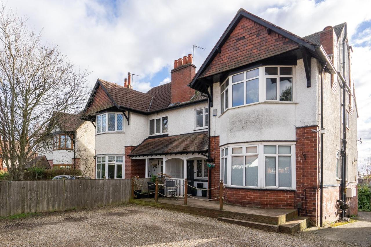 Beautiful 2 Bedroom Flat on Street Lane - B&B Moortown