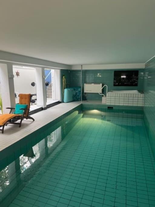 Villa Casa Blanca mit Privatem Schwimmbad 26 grad und Sauna - Chambres d’hôtes Duisbourg