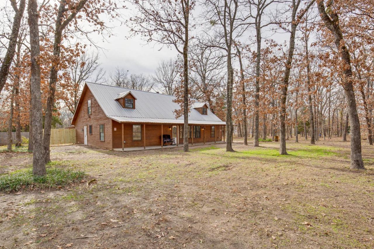 Near Lake Fork Home with Fire Pit in Yantis! - Ferienwohnung Yantis