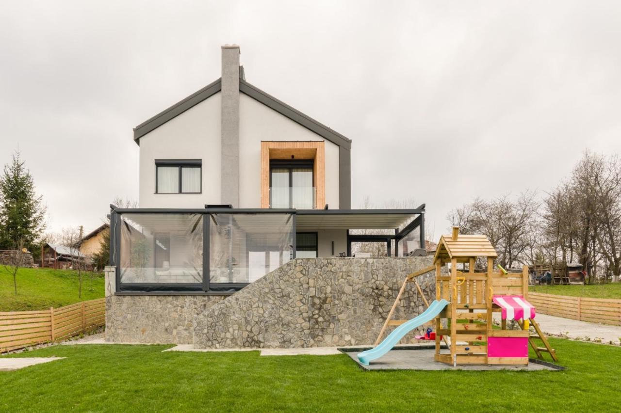 Villa The Frame - 4BR, Sauna, BBQ and Playground - B&B Comarnic