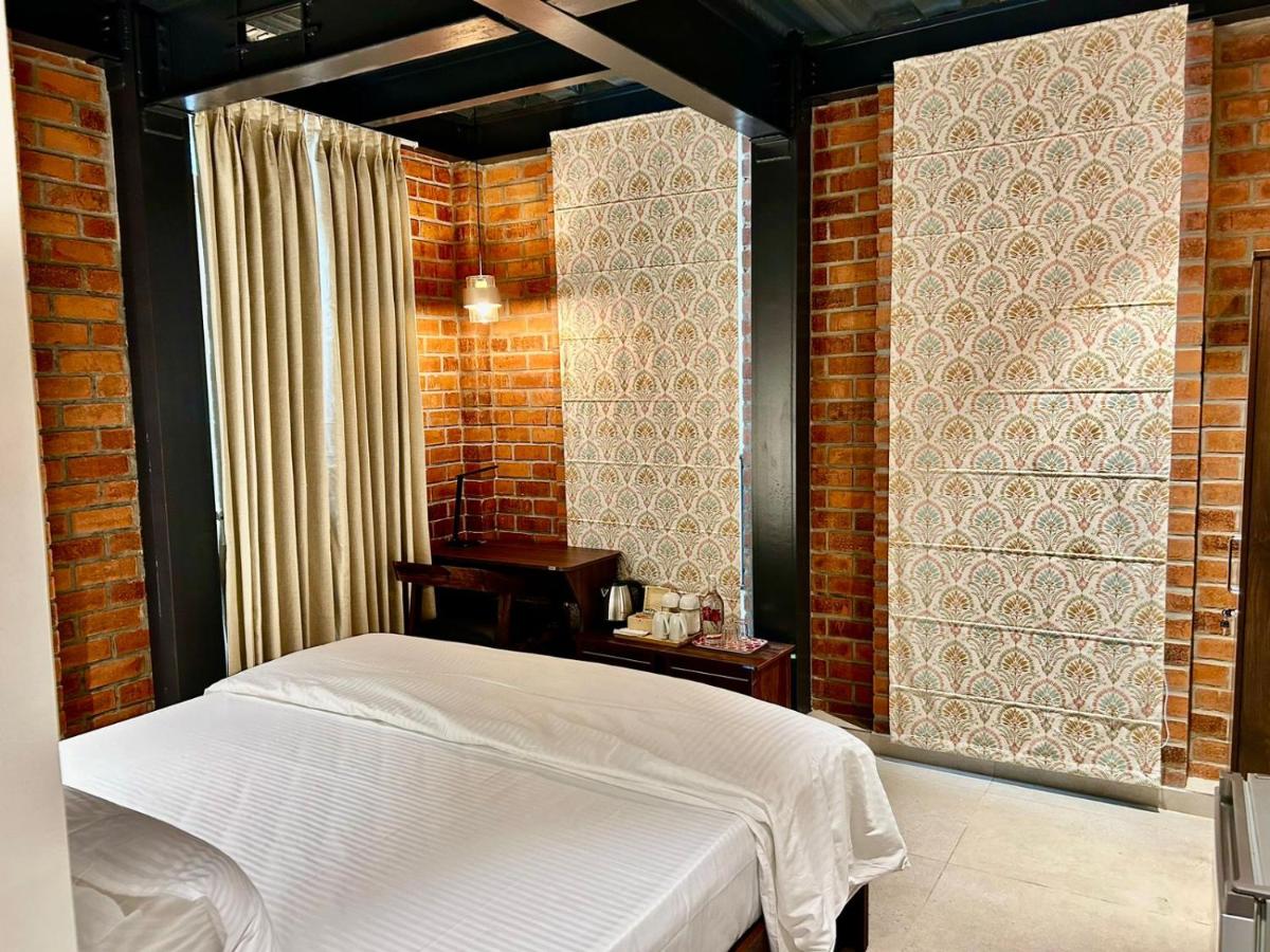 Habitación con cama extragrande y balcón