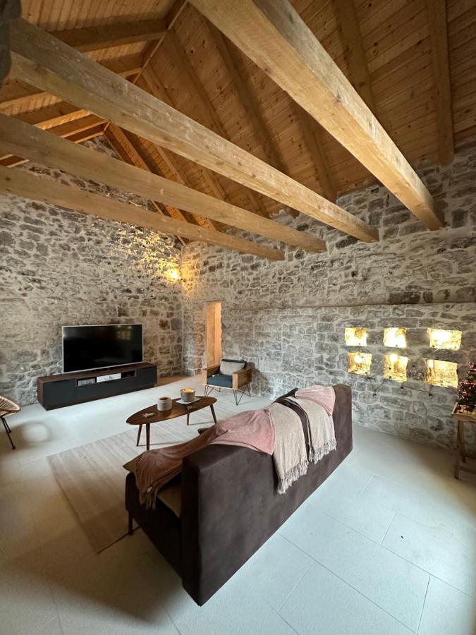 B&B Gata - Maison Laurel - Exquisitely Renovated Centuries Old Stone Estate With Private Pool, Near Split and Omiš - Bed and Breakfast Gata