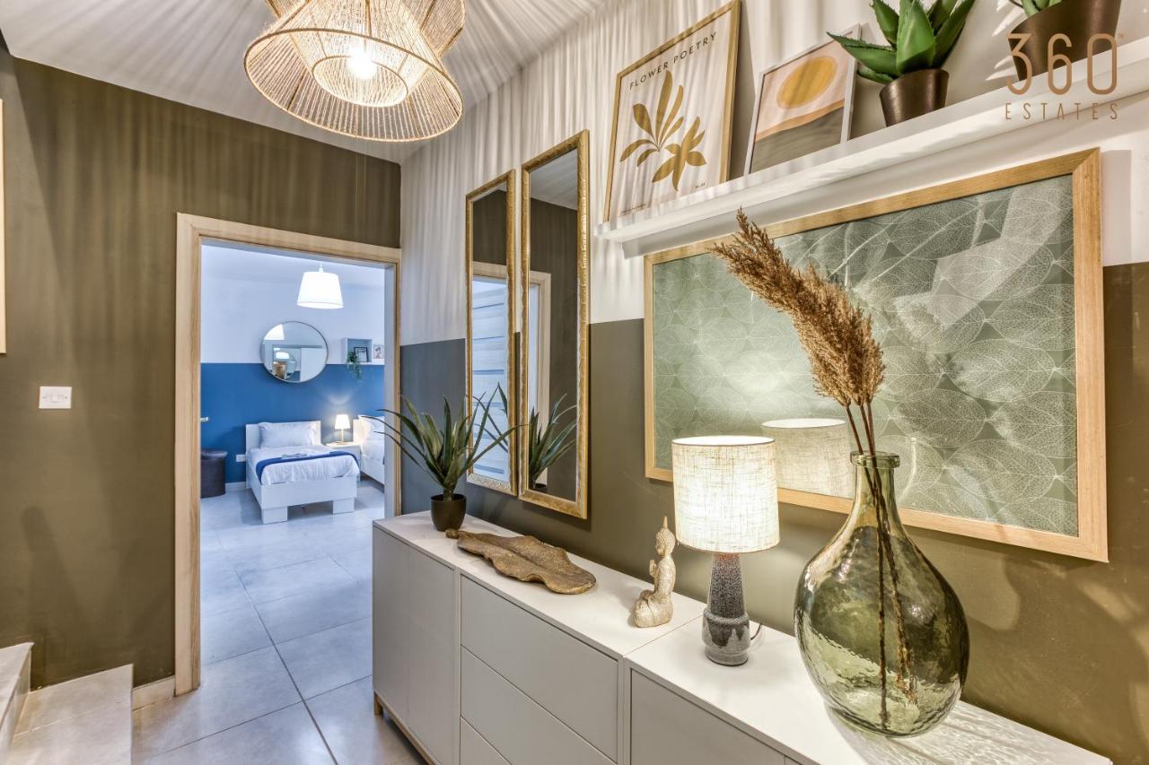 LUX Duplex Penthouse w/ Expansive Rooftop Terrace by 360 Estates - Bed and Breakfast San Ġwann