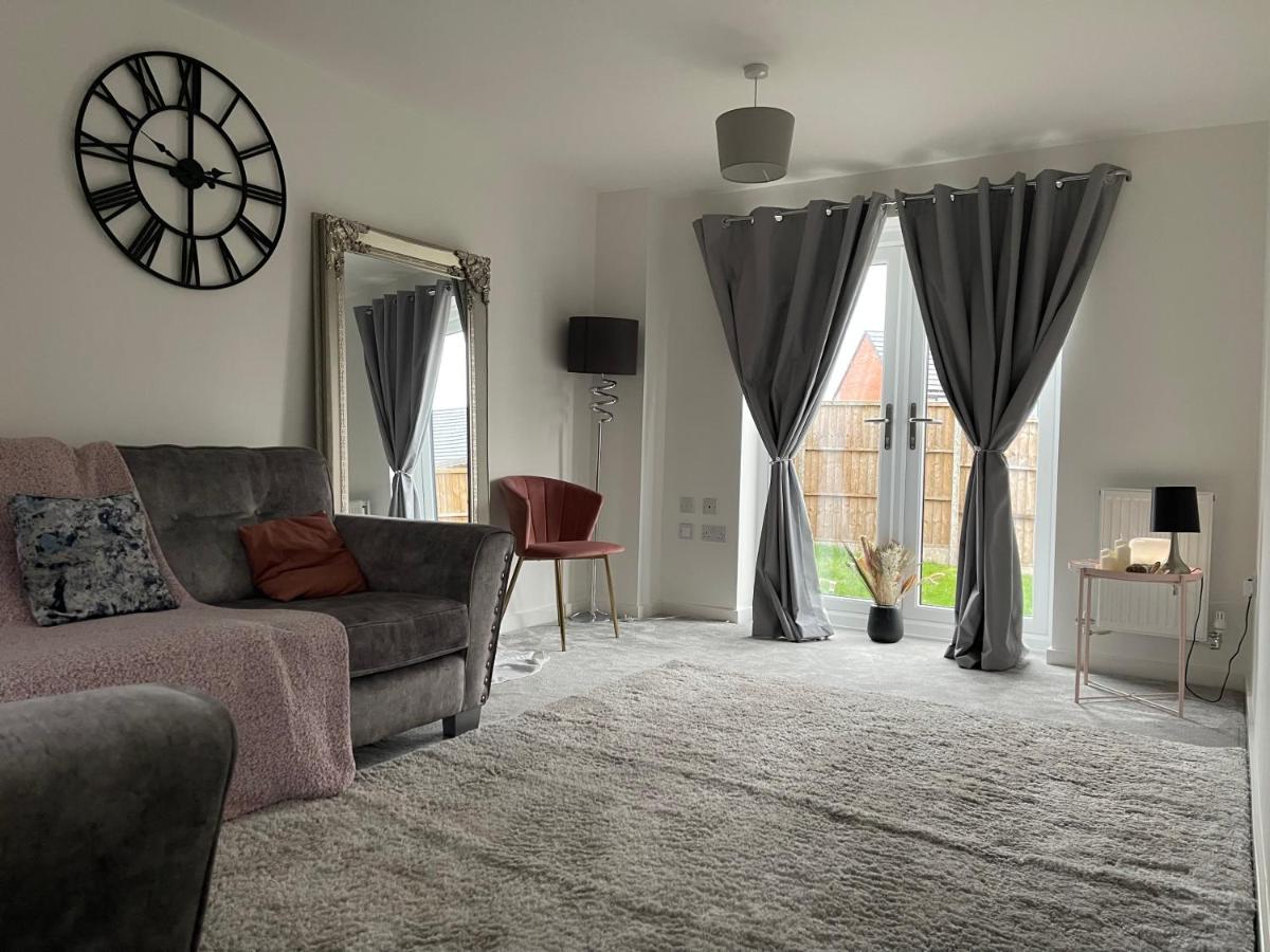 2 Bedroom House with Garden In Walsall - Bed and Breakfast