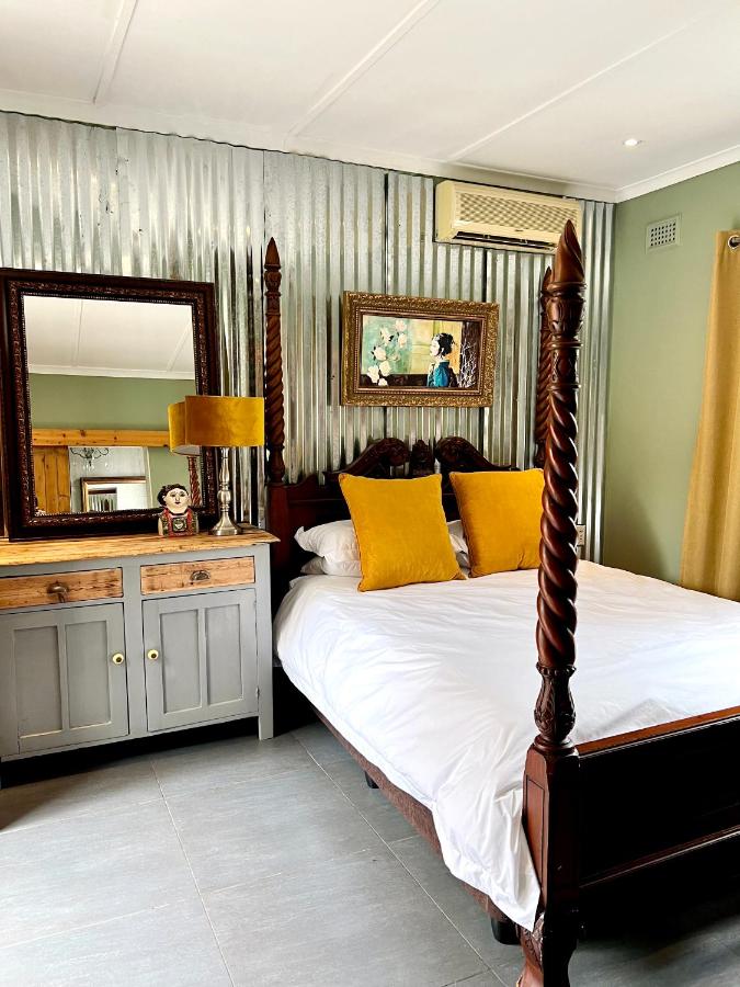 Zimmer mit Queensize-Bett und Gartenblick