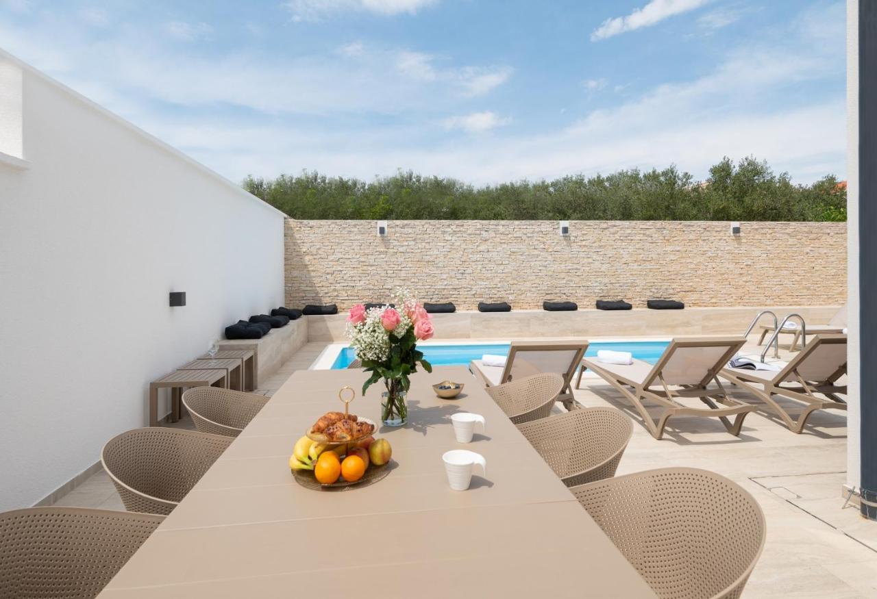 Villa Bellatrix 1 & 2 - two heated pools & jacuzzi - B&B Vrsi