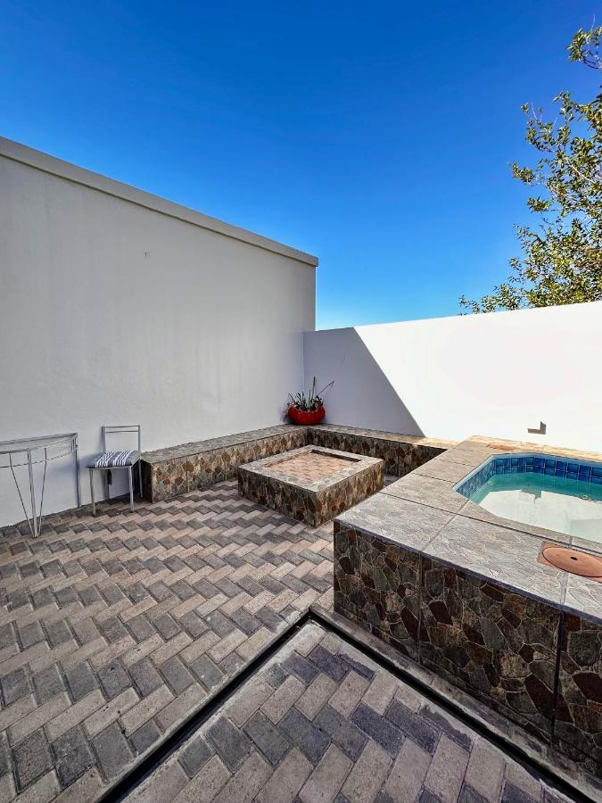 The Olive Branch Guesthouse and Animal Sanctuary - B&B Upington