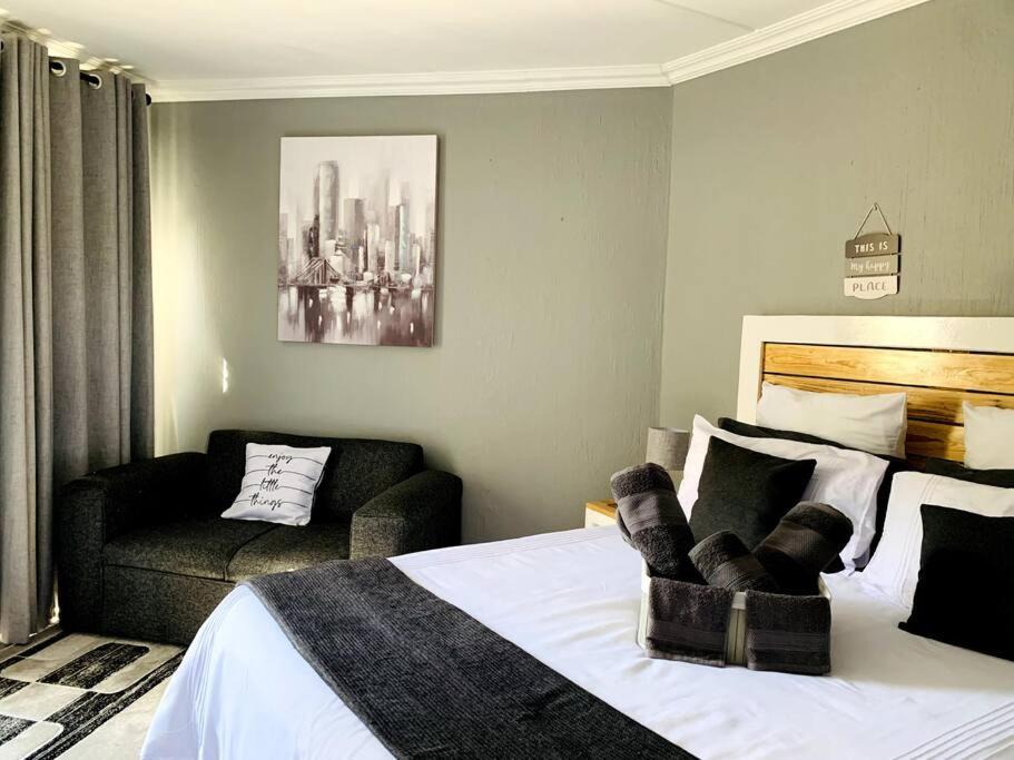 B&B Johannesburg - Long & Short StaysTranquil & Private FREE Parking - Bed and Breakfast Johannesburg