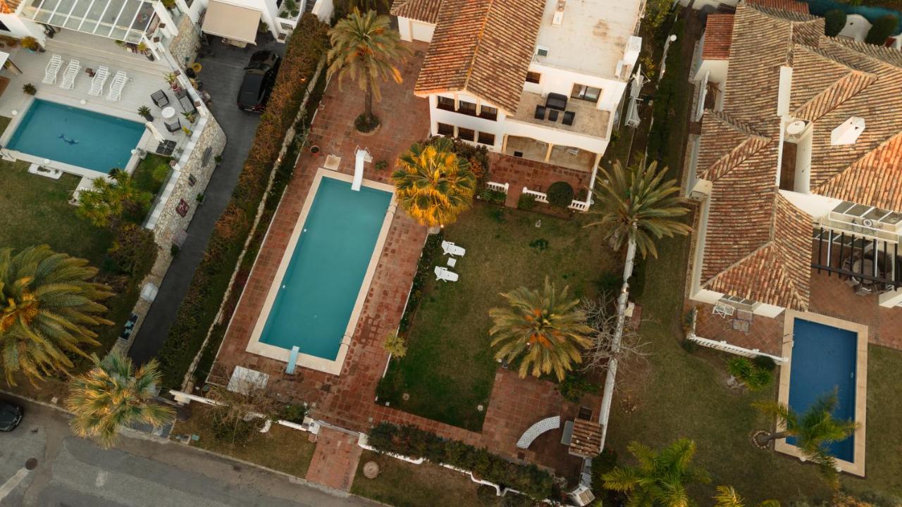 Spacious house with pool, garden and solarium in Las Chapas, Marbella - B&B Marbella