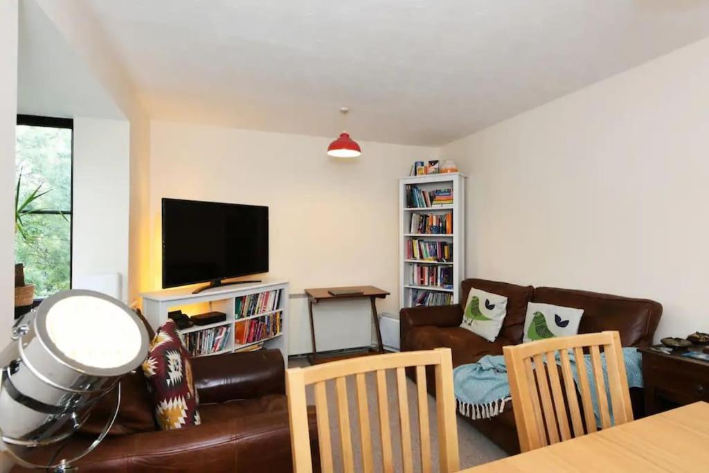 B&B London - Spacious Walthamstow Apartment - Bed and Breakfast London