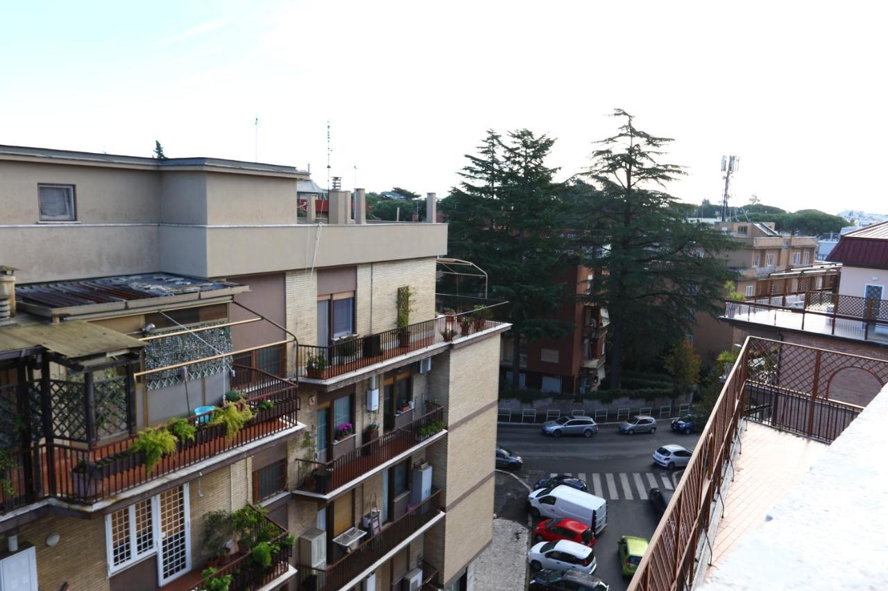 Angela attico a pochi minuti dal Gemelli e Stazione FL3 direzione San Pietro - Roma centro - B&B Roma