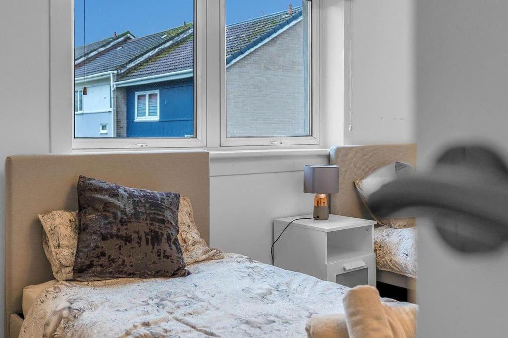 West Lothian 5 Beds + car space - B&B Whitburn