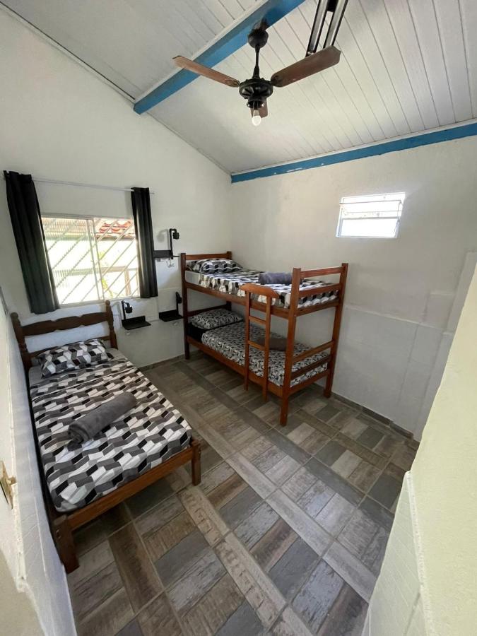 Lit Simple dans Dortoir Mixte