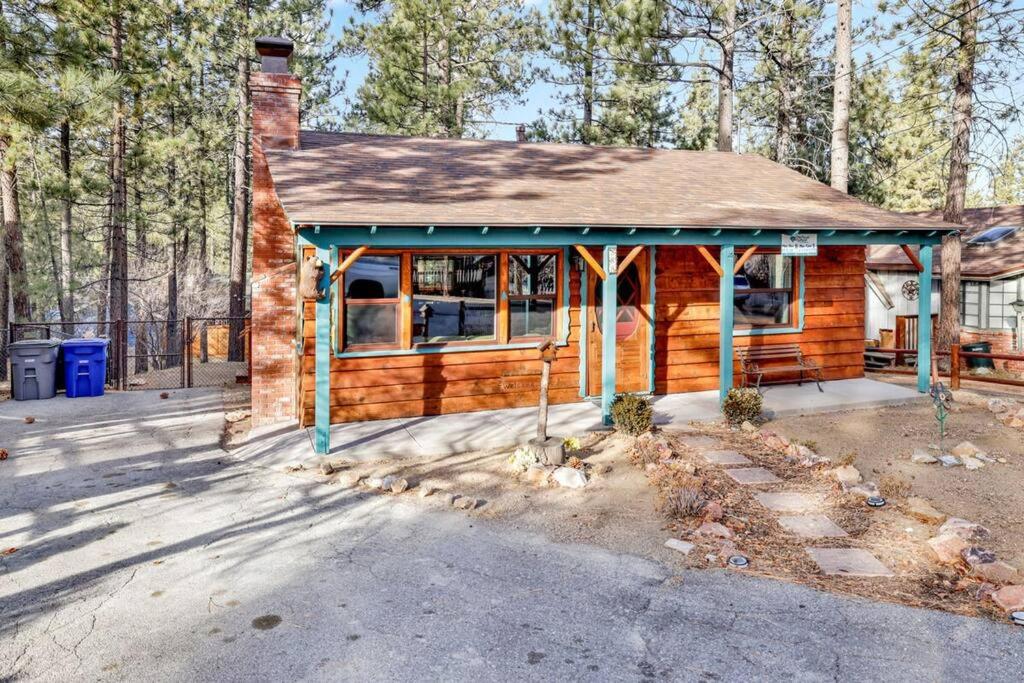 Kozy Cabin Big Bear~ Walk to Village & Lake Cottage~ - Chambres d'hôtes Big Bear Lake