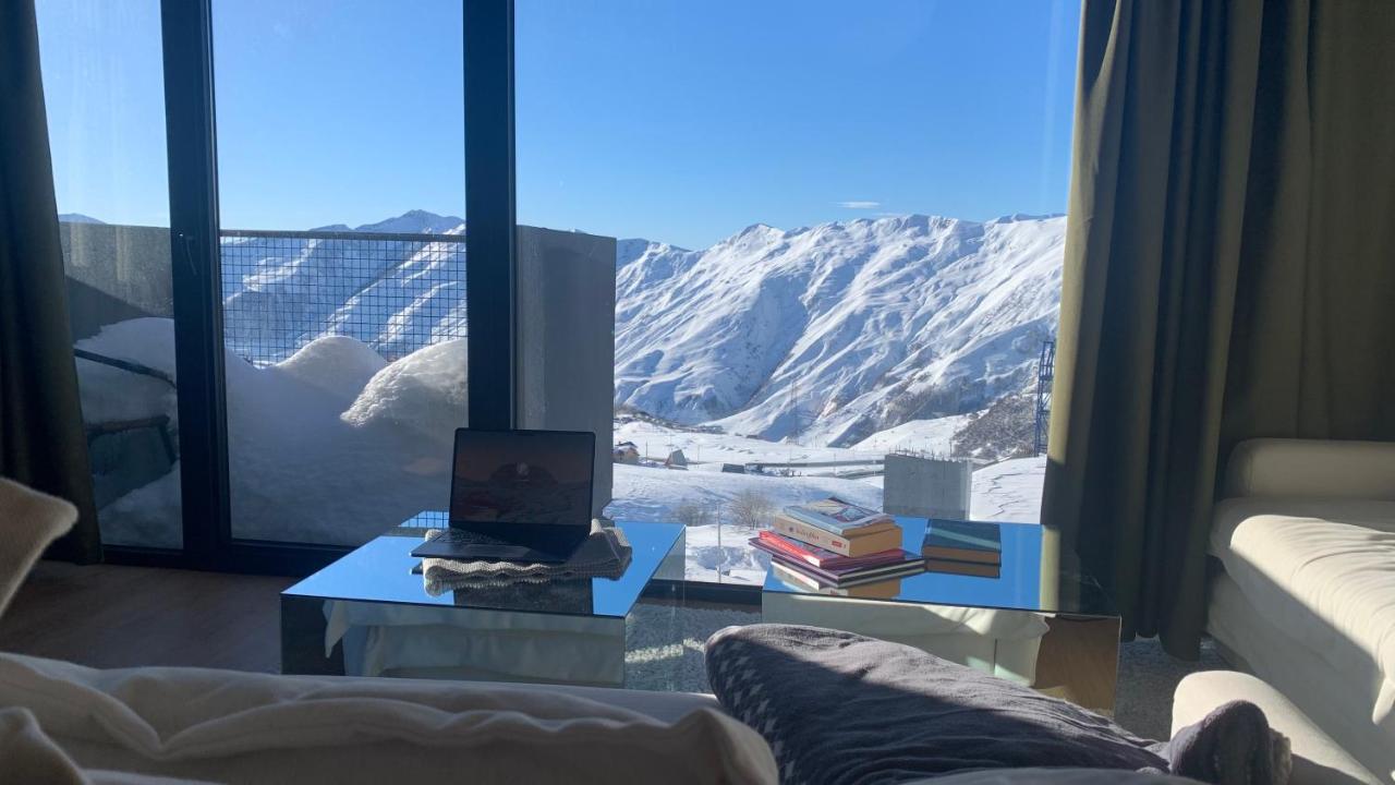 Mariam's Stunning and Sunny Apt - B&B Gudauri