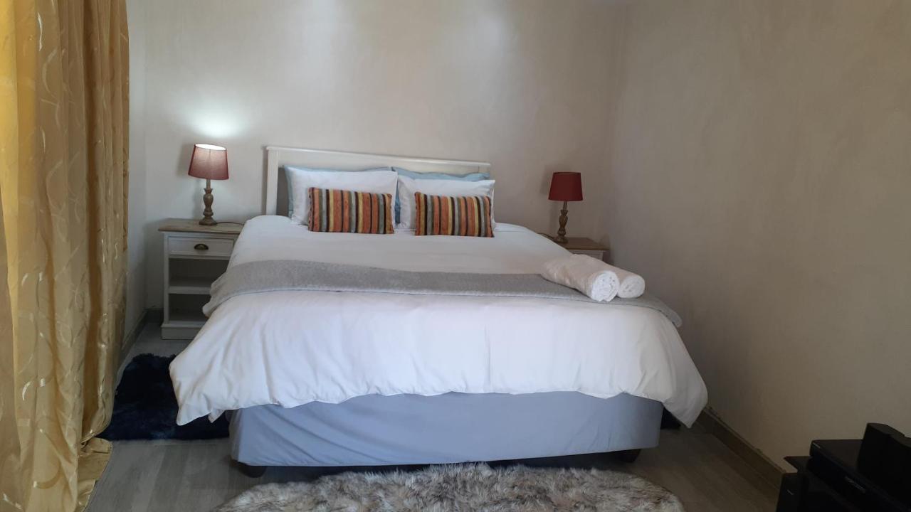 B&B Johannesburg - Russell's Rest Rooms - Bed and Breakfast Johannesburg