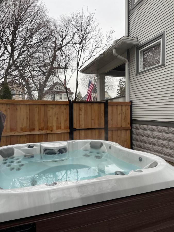 Historic Home with Outdoor Hot Tub Near Downtown in Public Transportation Hub - Chambres d'hôtes Chicago