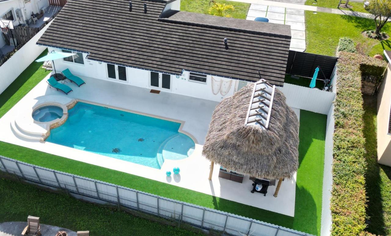 Poolside Paradise Retreat - B&B