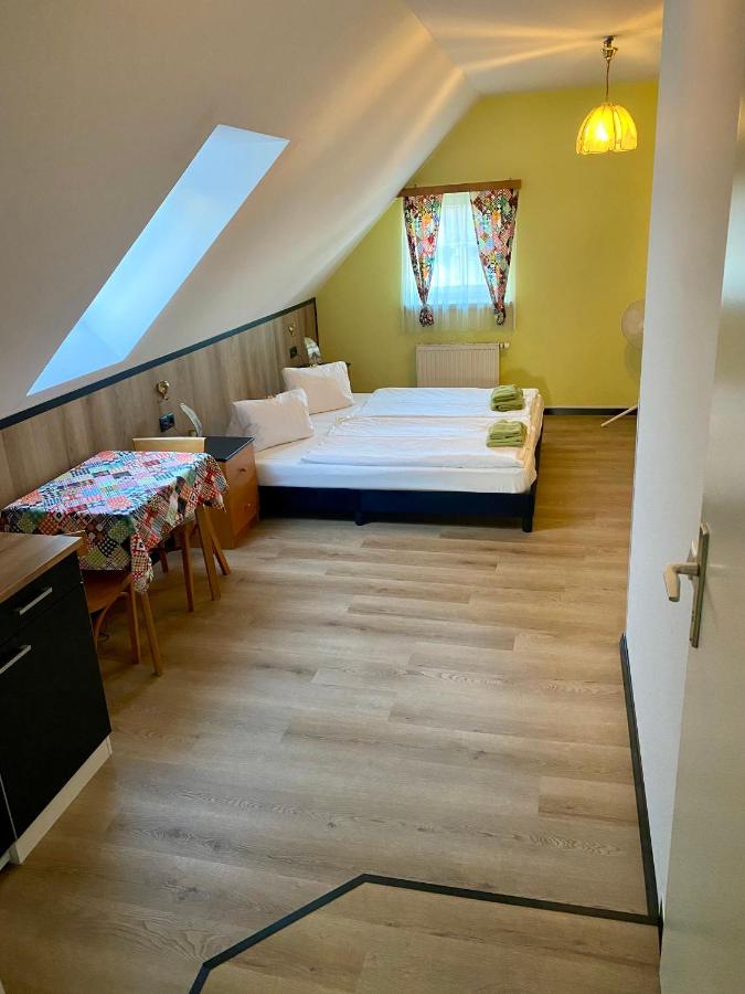 B&B Graz - Pension - Alt - Strassgang - Bed and Breakfast Graz