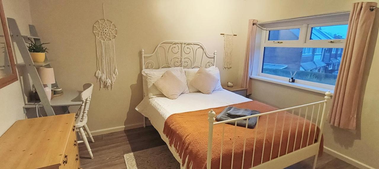 B&B Stoke-on-Trent - Homestay close to the hospital and Alton Towers with resident dog and cat - Bed and Breakfast Stoke-on-Trent