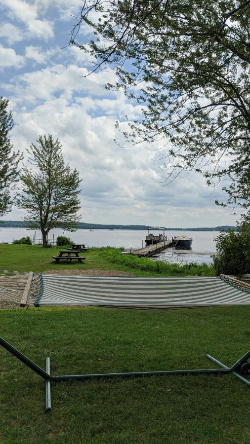 Whitney Bay House on CHQ Lake - B&B Mayville