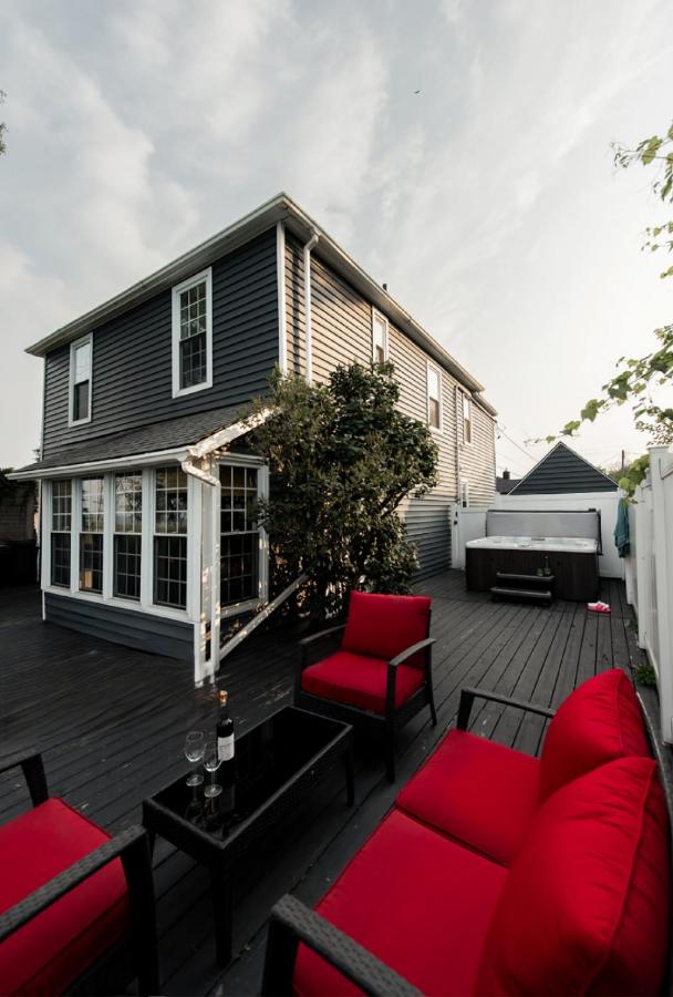 Hamilton's Beach House Stunning Lake Views! Modern Open concept HotTub,firepit, 3BR - B&B Hamilton