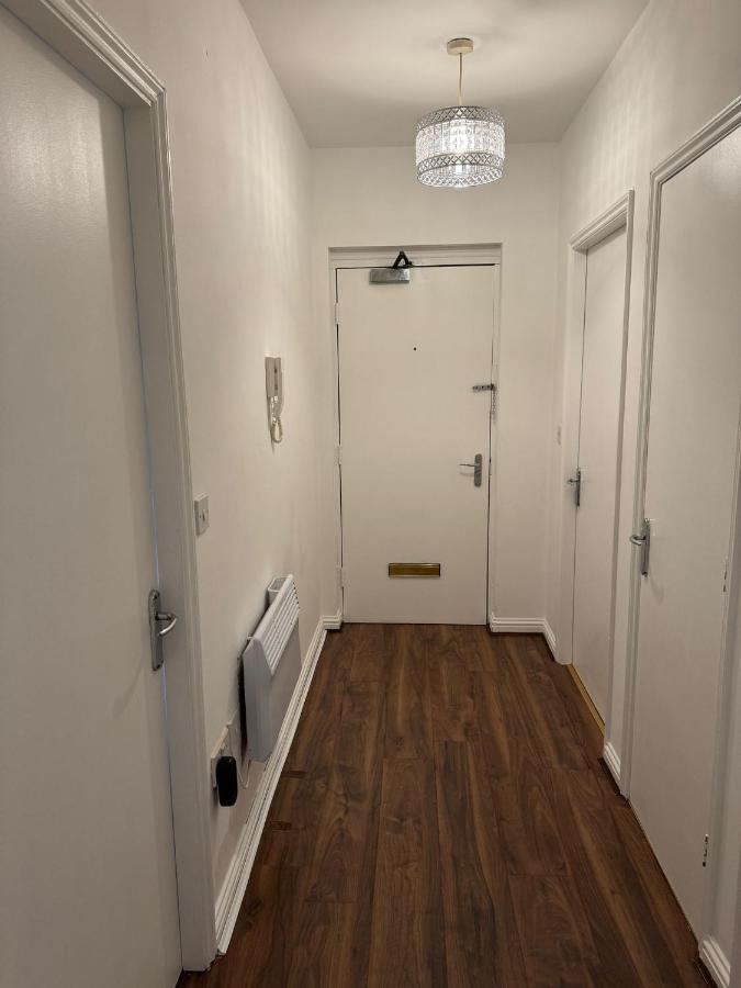 Apt sleeps 5-Netflix-parkg-near City Centre-Etihad-Coop live - B&B