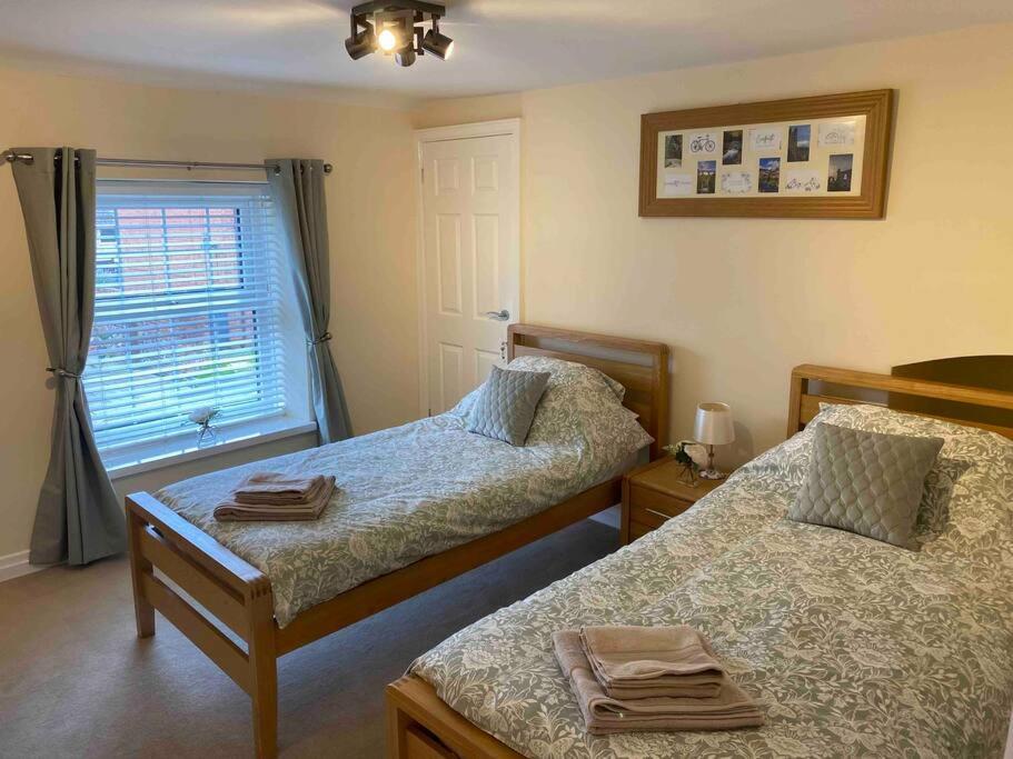 43 Heol Maelor- A Homely Cottage in Wrexham, North Wales - B&B