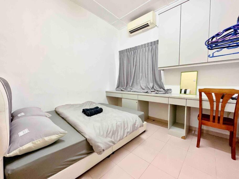 TAMAN UNIVERSITI THREE BEDROOMS 6-10Pax UTM, SKUDAI - B&B
